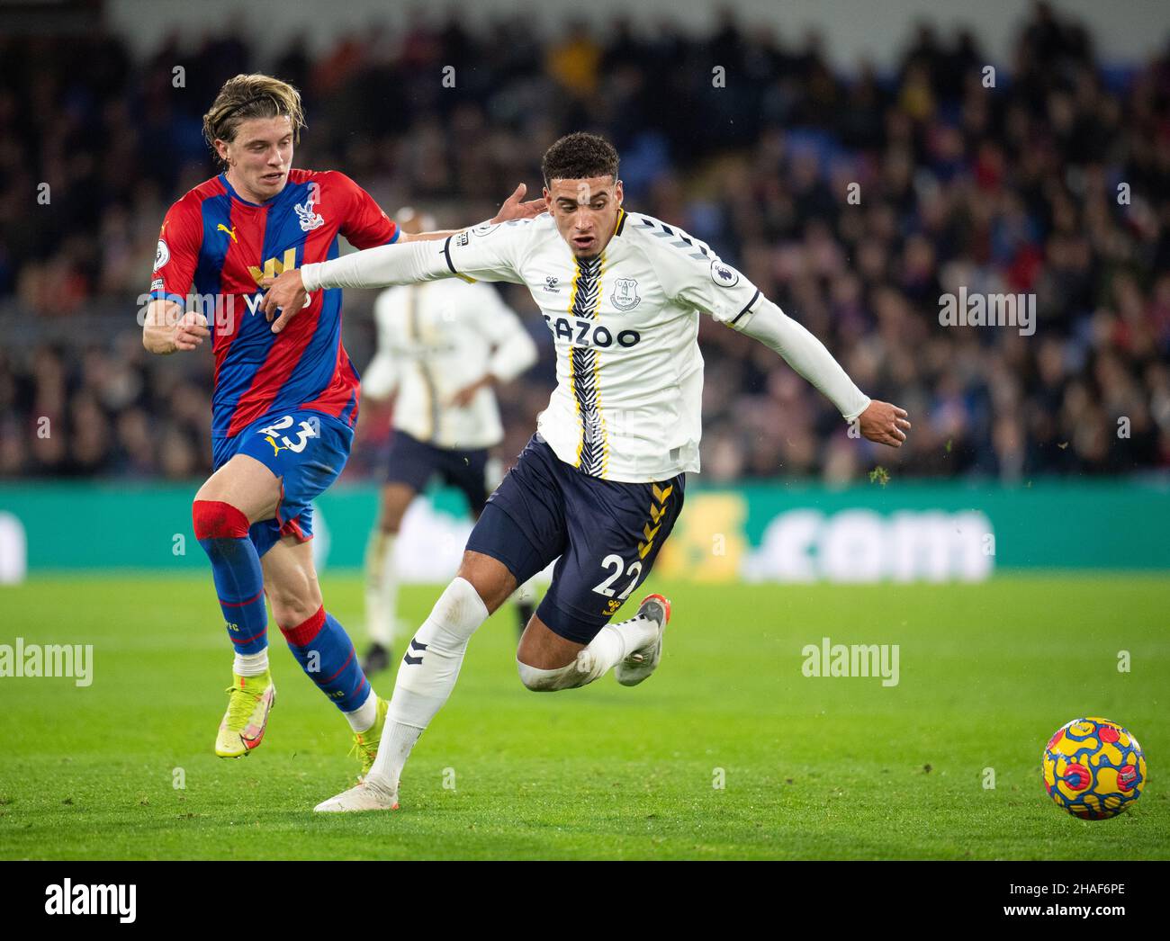 Londres, Royaume-Uni.12th décembre 2021.Everton Ben Godfrey et Crystal Palace Conor Gallagher lors du match de première ligue entre Crystal Palace et Everton à Selhurst Park, Londres, Angleterre, le 12 décembre 2021.Photo par Andrew Aleksiejczuk/Prime Media Images.Crédit : Prime Media Images/Alamy Live News Banque D'Images