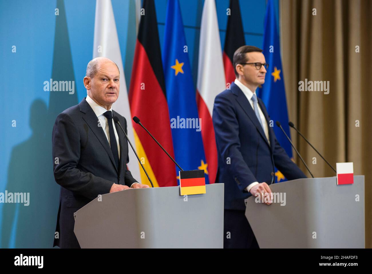 Varsovie, Pologne.12th décembre 2021.OLAF Scholz et Mateusz Morawiecki ont pris la parole au cours d'une conférence de presse.quatre jours après leur entrée en fonction, le chancelier allemand OLAF Scholz a effectué une visite inaugurale en Pologne voisine le dimanche 12th décembre.OLAF Scholz a été accueilli par le Premier ministre polonais Mateusz Morawiecki.Après des discussions politiques, OLAF Scholz et Mateusz Morawiecki ont assisté à une conférence de presse à la Chancellerie du Premier ministre.Crédit : SOPA Images Limited/Alamy Live News Banque D'Images