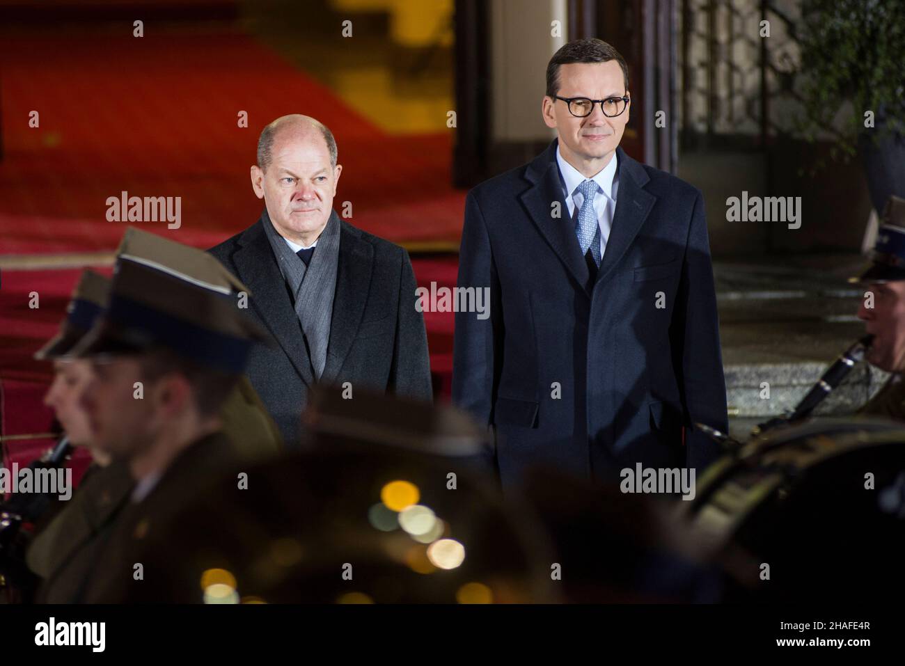 Varsovie, Pologne.12th décembre 2021.Le Premier ministre Mateusz Morawiecki accueille officiellement le chancelier allemand OLAF Scholz.quatre jours après son entrée en fonction, le chancelier allemand OLAF Scholz a effectué une visite inaugurale en Pologne voisine le dimanche 12th décembre.OLAF Scholz a été accueilli par le Premier ministre polonais Mateusz Morawiecki.Après des discussions politiques, OLAF Scholz et Mateusz Morawiecki ont assisté à une conférence de presse à la Chancellerie du Premier ministre.(Photo par Attila Husejnow/SOPA Images/Sipa USA) crédit: SIPA USA/Alay Live News Banque D'Images