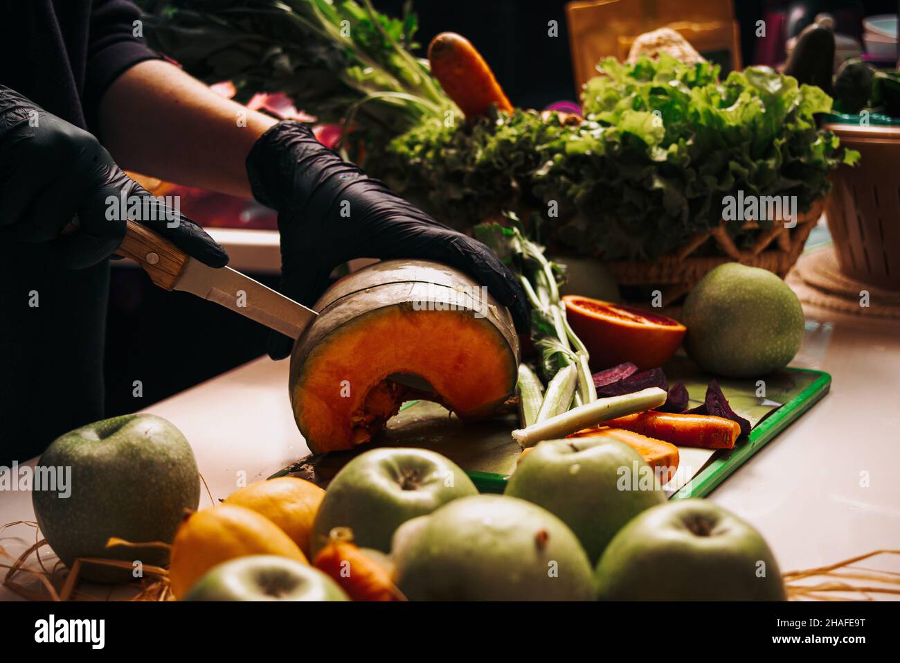 faire du jus sain à partir de fruits et légumes frais, trancher la citrouille Banque D'Images