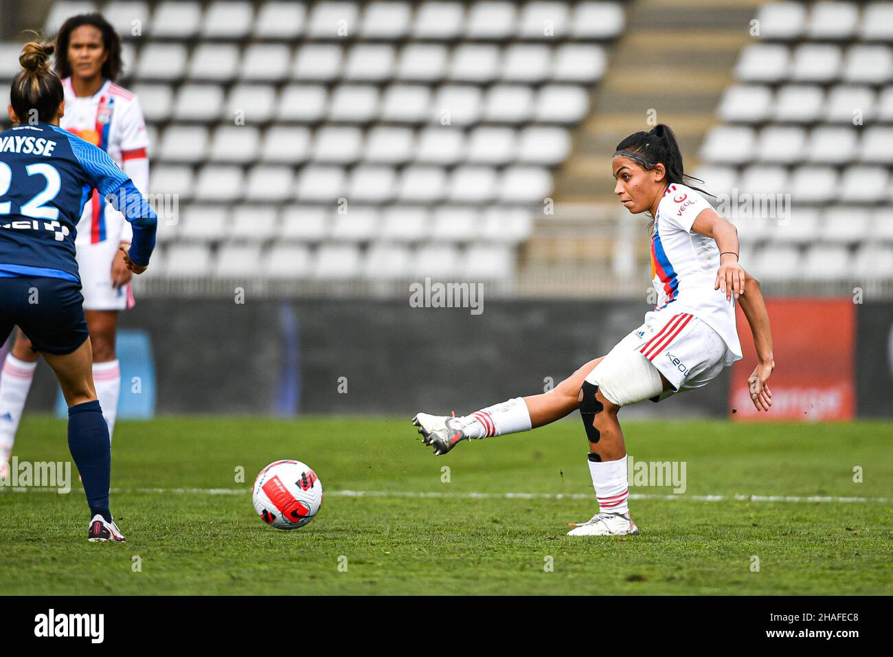 Paris, France.12th décembre 2021.Perle Morroni de l'Olympique Lyonnais lors du championnat féminin de France, match de football Arkema D1 entre le FC Paris et l'Olympique Lyonnais (OL) le 12 décembre 2021 au stade Charlety à Paris, France.Crédit : Victor Joly/Alamy Live News Banque D'Images