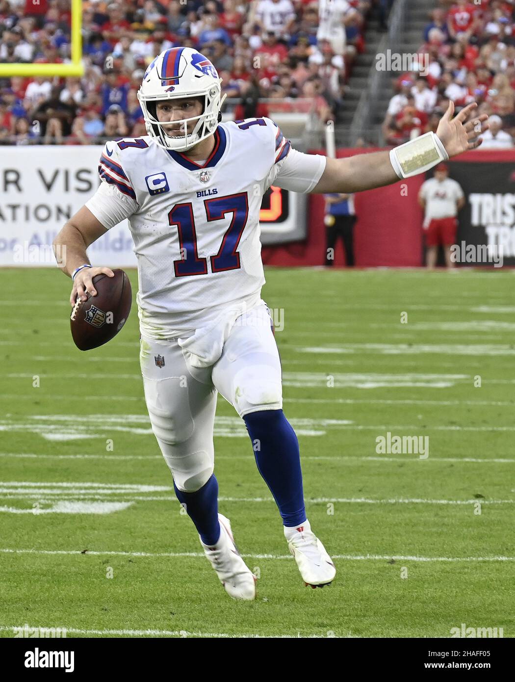 Tampa, États-Unis.12th décembre 2021.Le quarter back des Buffalo Bills Josh Allen (17) s'emmêle durant la première moitié contre les Tampa Bay Buccaneers au stade Raymond James à Tampa, en Floride, le dimanche 12 décembre 2021.Photo de Steve Nesius/UPI crédit: UPI/Alamy Live News Banque D'Images