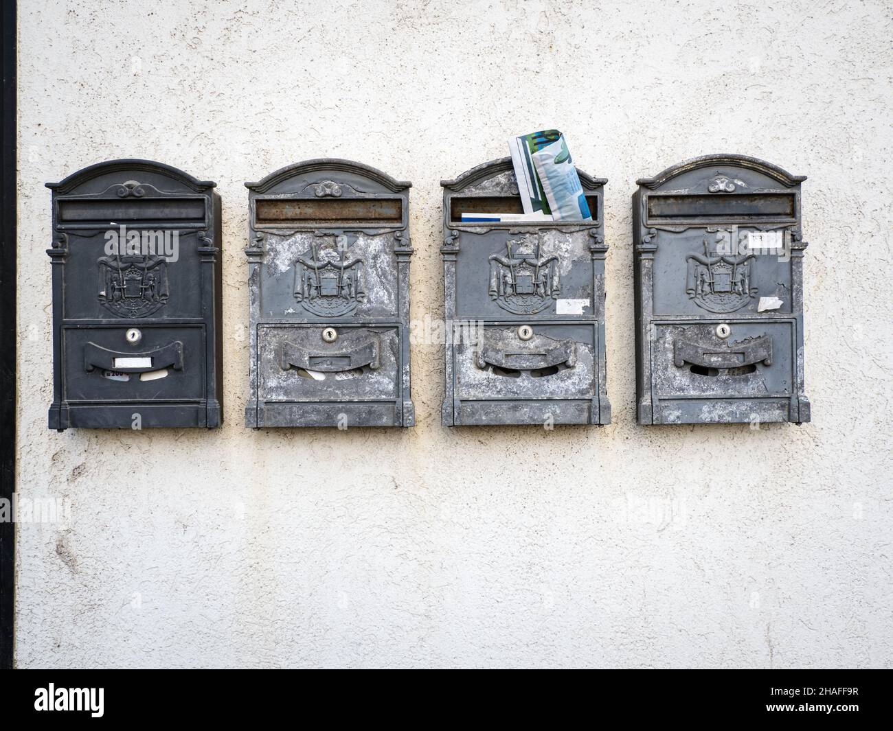 Boîtes aux lettres anciennes dans un bâtiment de tel Aviv, en Israël Banque D'Images