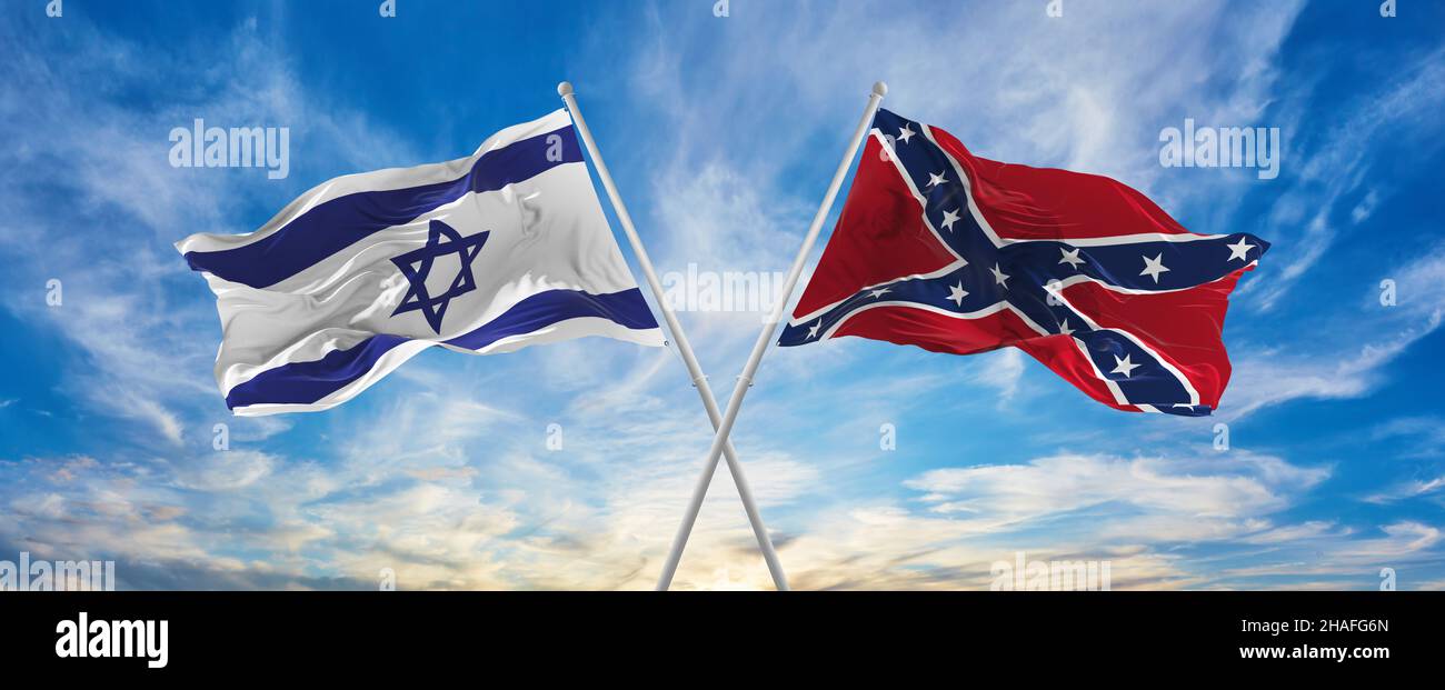 Drapeau national d'Israël et bataille confédérée ou Dixie agitant dans le vent à ciel nuageux.Symbolisant la relation, le dialogue, voyager entre les deux Banque D'Images