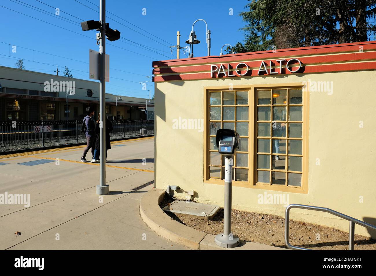 Palo Alto Transit Centre, un centre de transit intermodal à Palo Alto, en Californie, desservi par les trains de banlieue régionaux de Caltrain et les bus locaux de la région de Bay Area. Banque D'Images