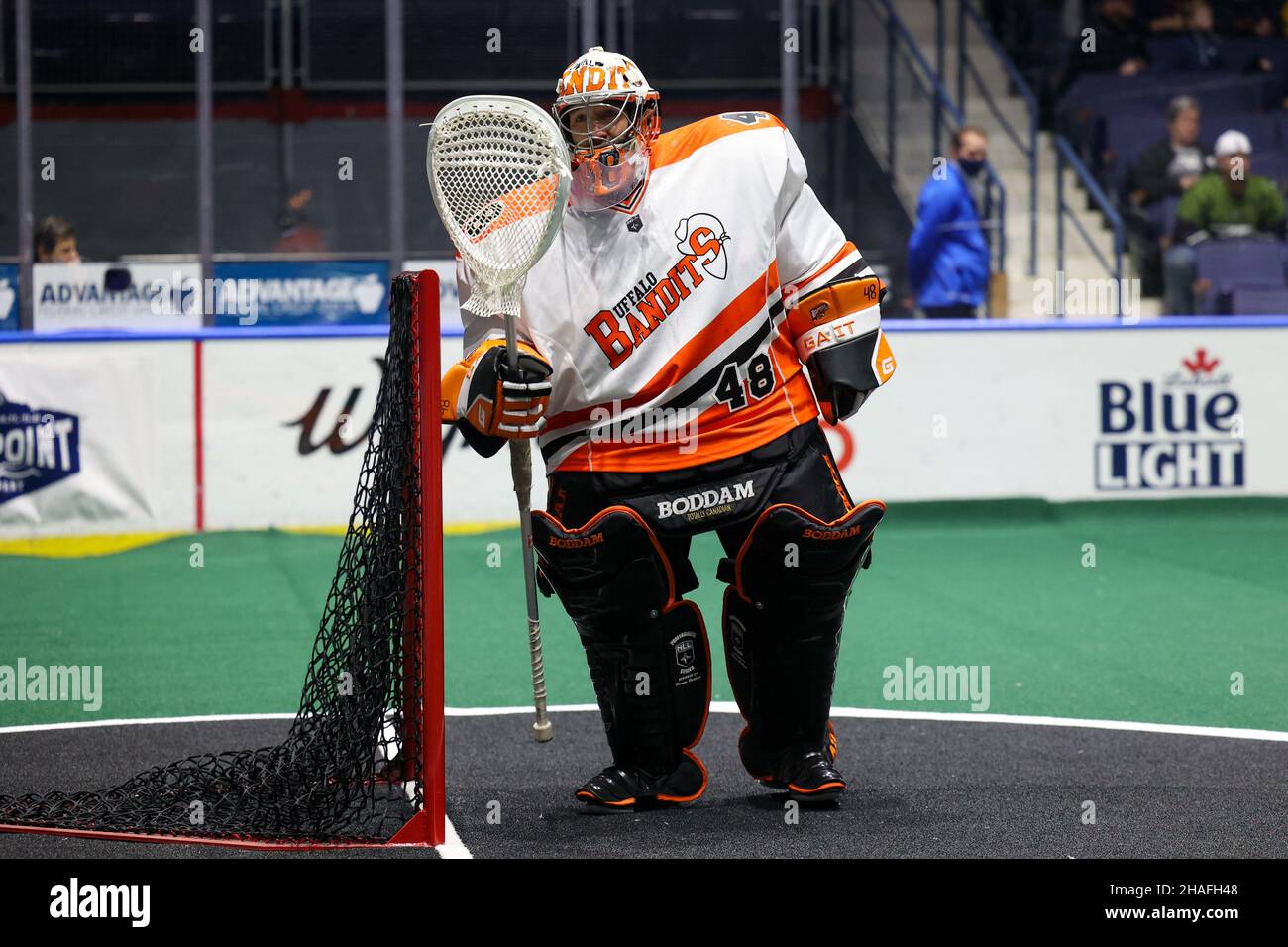 11 décembre 2021: Le gardien de but de Buffalo bandits Matt Vinc (48) vérifie son bâton de but avant l'ouverture face-off contre les Rochester Knighthawks.Les Rochester Knighthawks ont accueilli les bandits de Buffalo dans un match de la Ligue nationale de crosse à la Blue Cross Arena de Rochester, New York.(Jonathan Tenca/CSM) Banque D'Images