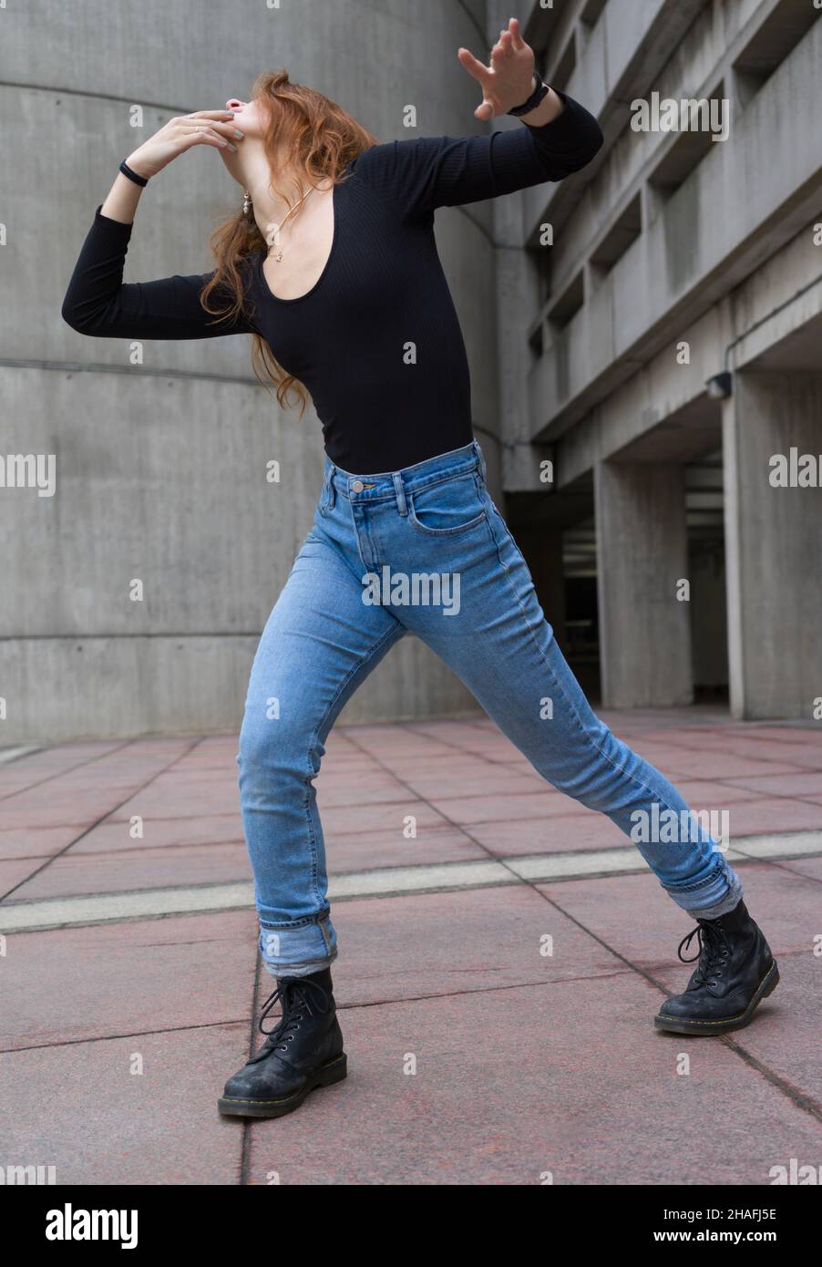 Portrait d'une jeune femme aux longs cheveux rouges Banque D'Images