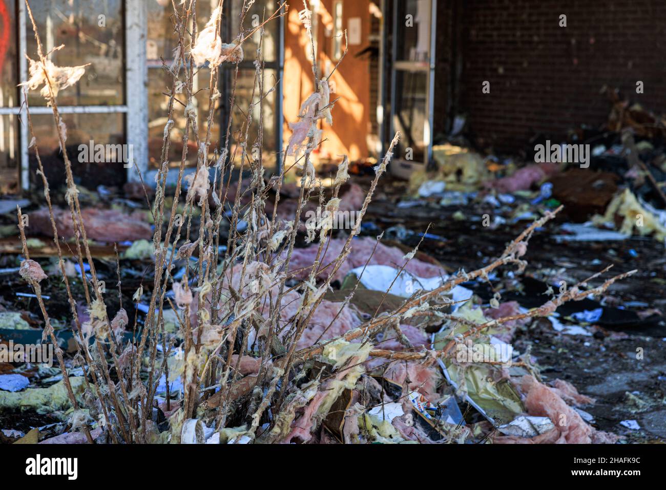Dawson Springs, États-Unis.12th décembre 2021.Le bâtiment du Groupe médical baptiste de la déaconesse de la Santé est endommagé après une tornade dans les zones rurales du Kentucky.plusieurs tornades ont été touchées vendredi soir dans plusieurs États du Midwest, causant des destructions massives et faisant plus de 70 morts.Crédit : SOPA Images Limited/Alamy Live News Banque D'Images
