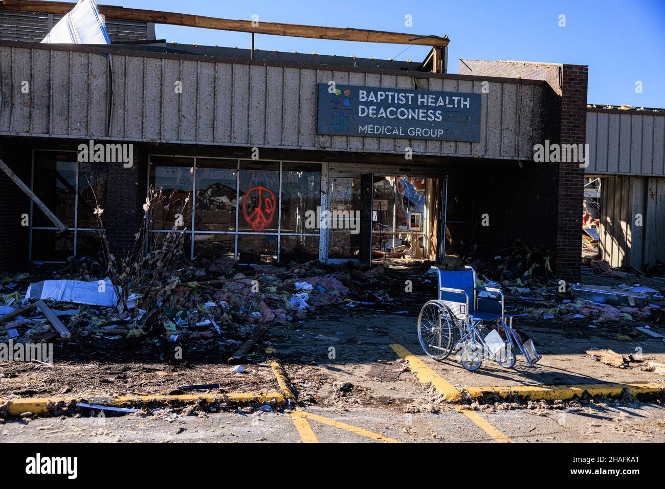 Dawson Springs, États-Unis.12th décembre 2021.Le bâtiment du Groupe médical baptiste de la déaconesse de la Santé est endommagé après une tornade dans les zones rurales du Kentucky.plusieurs tornades ont été touchées vendredi soir dans plusieurs États du Midwest, causant des destructions massives et faisant plus de 70 morts.Crédit : SOPA Images Limited/Alamy Live News Banque D'Images