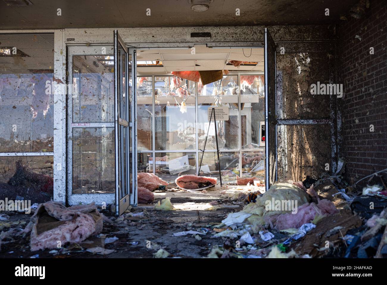 Dawson Springs, États-Unis.12th décembre 2021.Le bâtiment du Groupe médical baptiste de la déaconesse de la Santé est endommagé après une tornade dans les zones rurales du Kentucky.plusieurs tornades ont été touchées vendredi soir dans plusieurs États du Midwest, causant des destructions massives et faisant plus de 70 morts.Crédit : SOPA Images Limited/Alamy Live News Banque D'Images