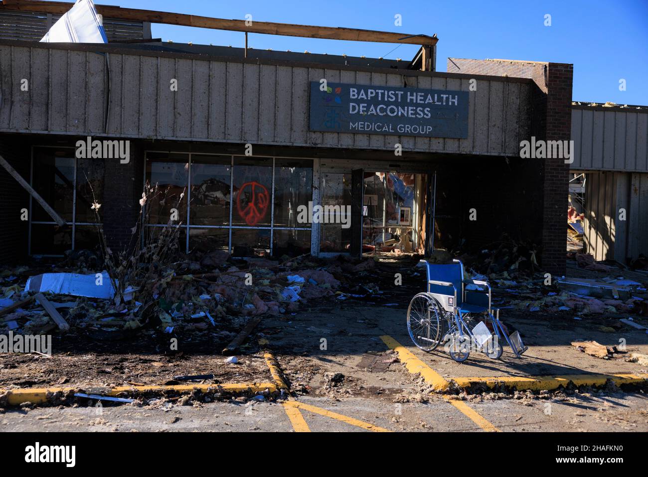 DAWSON SPRINGS, KENTUCKY - 12 DÉCEMBRE : le bâtiment du groupe médical de la diaconesse baptiste de la santé est endommagé après une tornade qui a traversé le Kentucky rural le 12 décembre 2021 à Dawson Springs, Kentucky.Plusieurs tornades ont été touchées vendredi soir dans plusieurs États du Midwest, causant une destruction généralisée et faisant plus de 70 morts. Banque D'Images