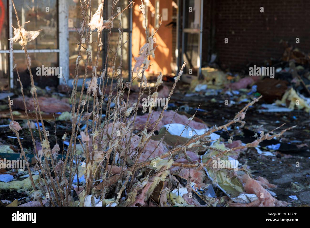 DAWSON SPRINGS, KENTUCKY - 12 DÉCEMBRE : le bâtiment du groupe médical de la diaconesse baptiste de la santé est endommagé après une tornade qui a traversé le Kentucky rural le 12 décembre 2021 à Dawson Springs, Kentucky.Plusieurs tornades ont été touchées vendredi soir dans plusieurs États du Midwest, causant une destruction généralisée et faisant plus de 70 morts. Banque D'Images