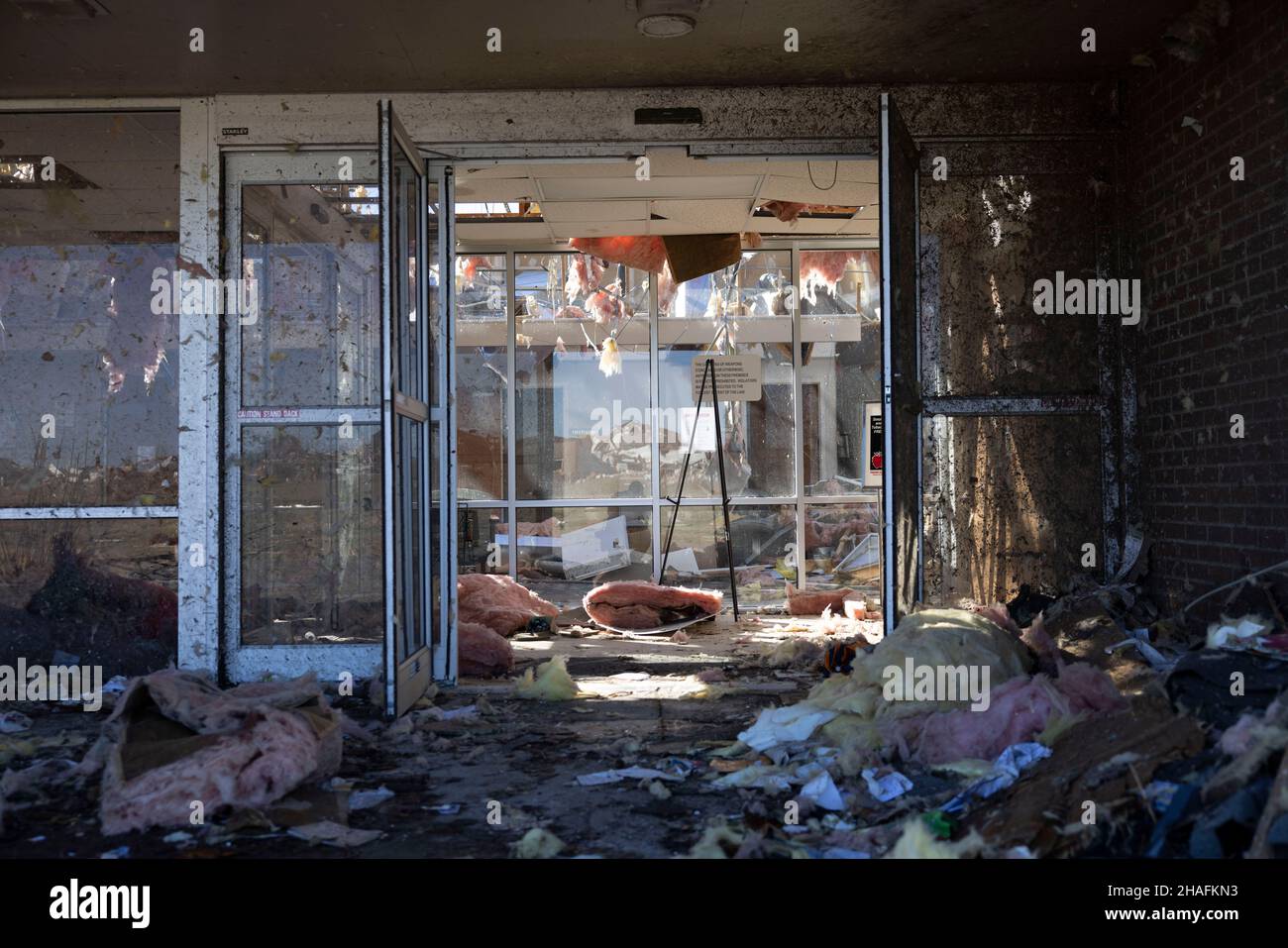 DAWSON SPRINGS, KENTUCKY - 12 DÉCEMBRE : le bâtiment du groupe médical de la diaconesse baptiste de la santé est endommagé après une tornade qui a traversé le Kentucky rural le 12 décembre 2021 à Dawson Springs, Kentucky.Plusieurs tornades ont été touchées vendredi soir dans plusieurs États du Midwest, causant une destruction généralisée et faisant plus de 70 morts. Banque D'Images