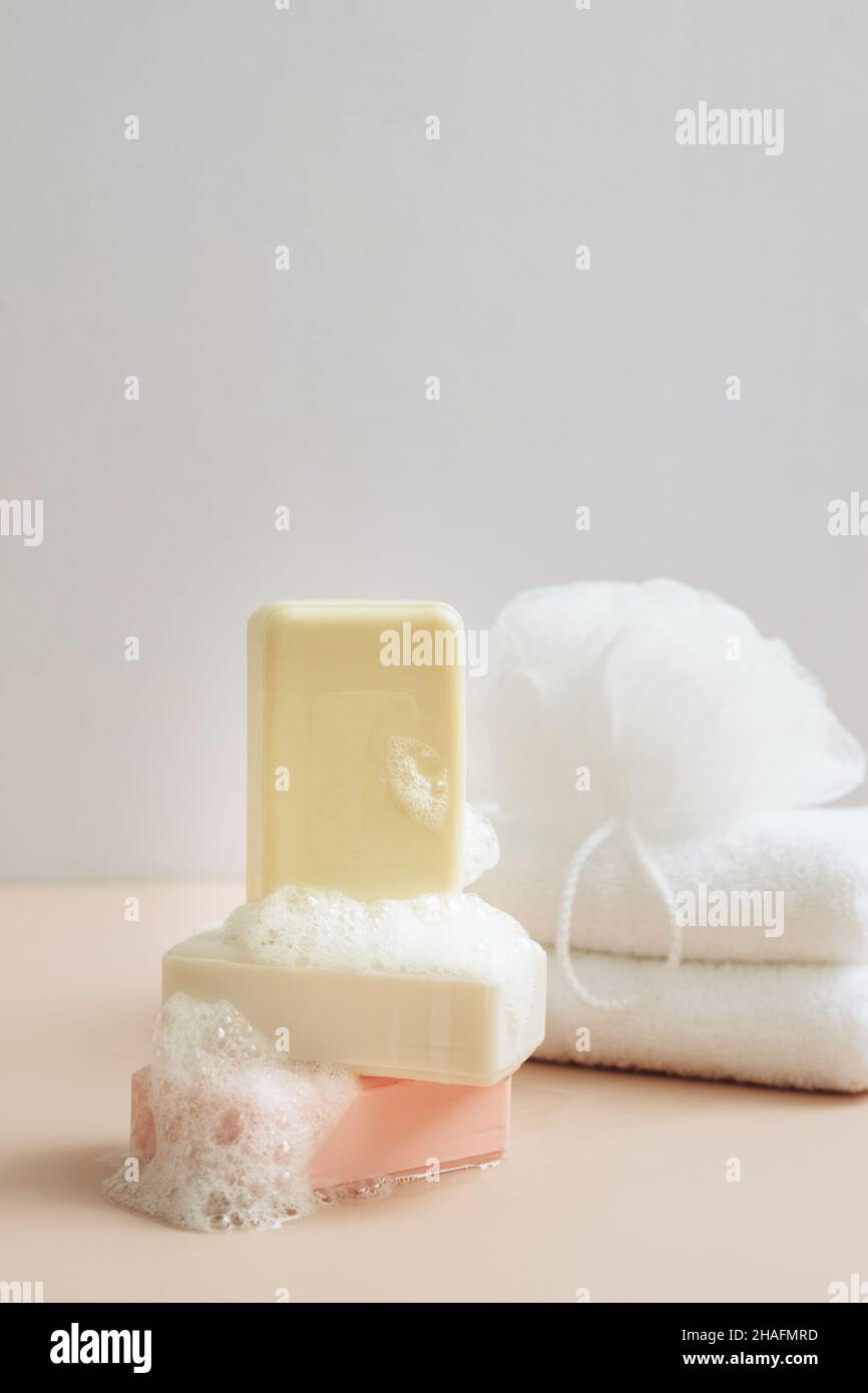 Savon naturel biologique fait main avec de grandes bulles mousse de mousse de savon de fond pastel.Concept d'utilisation des produits naturels Banque D'Images