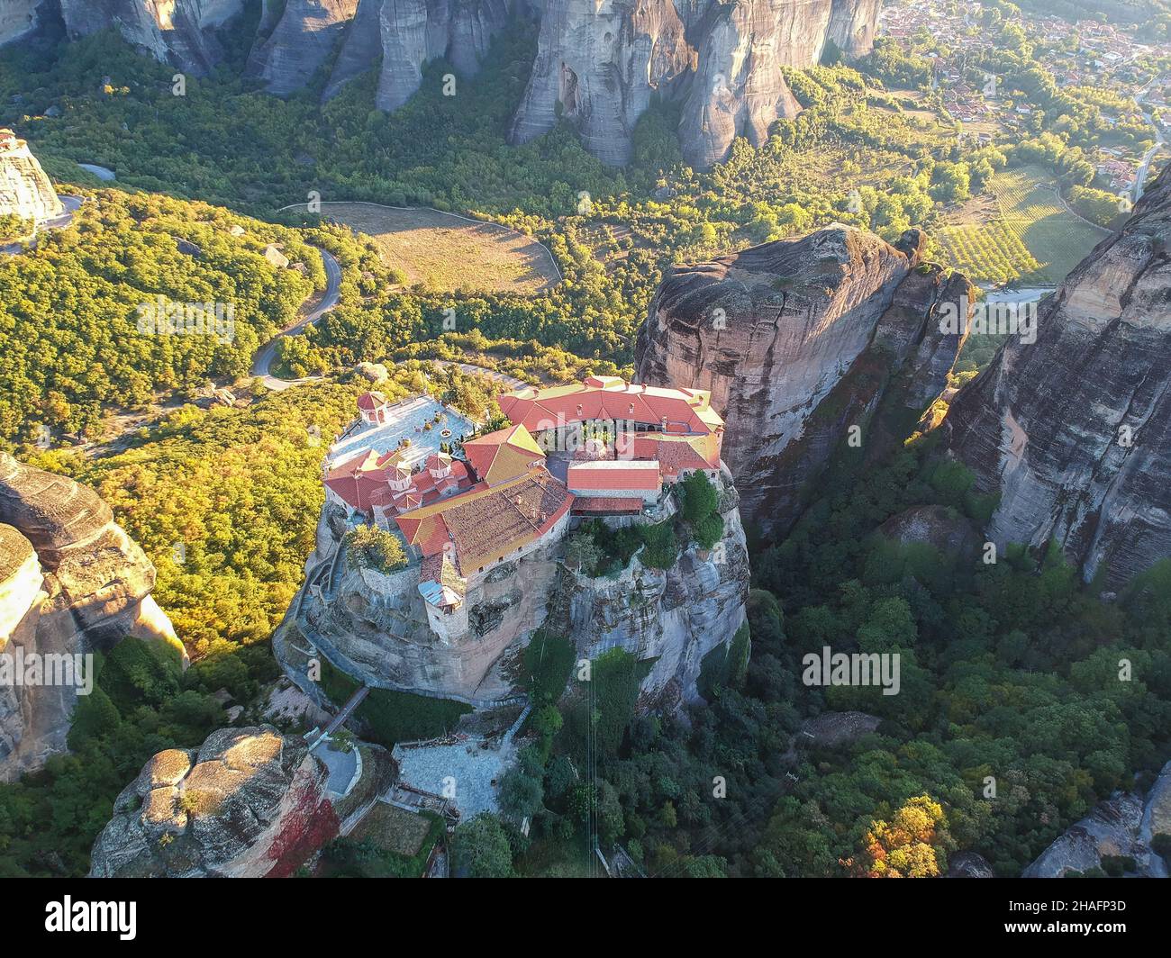 Vue aérienne sur Meteora, une formation rocheuse dans le centre de la Grèce accueillant l'un des plus grands complexes construits précipitamment de monaste orthodoxe de l'est Banque D'Images