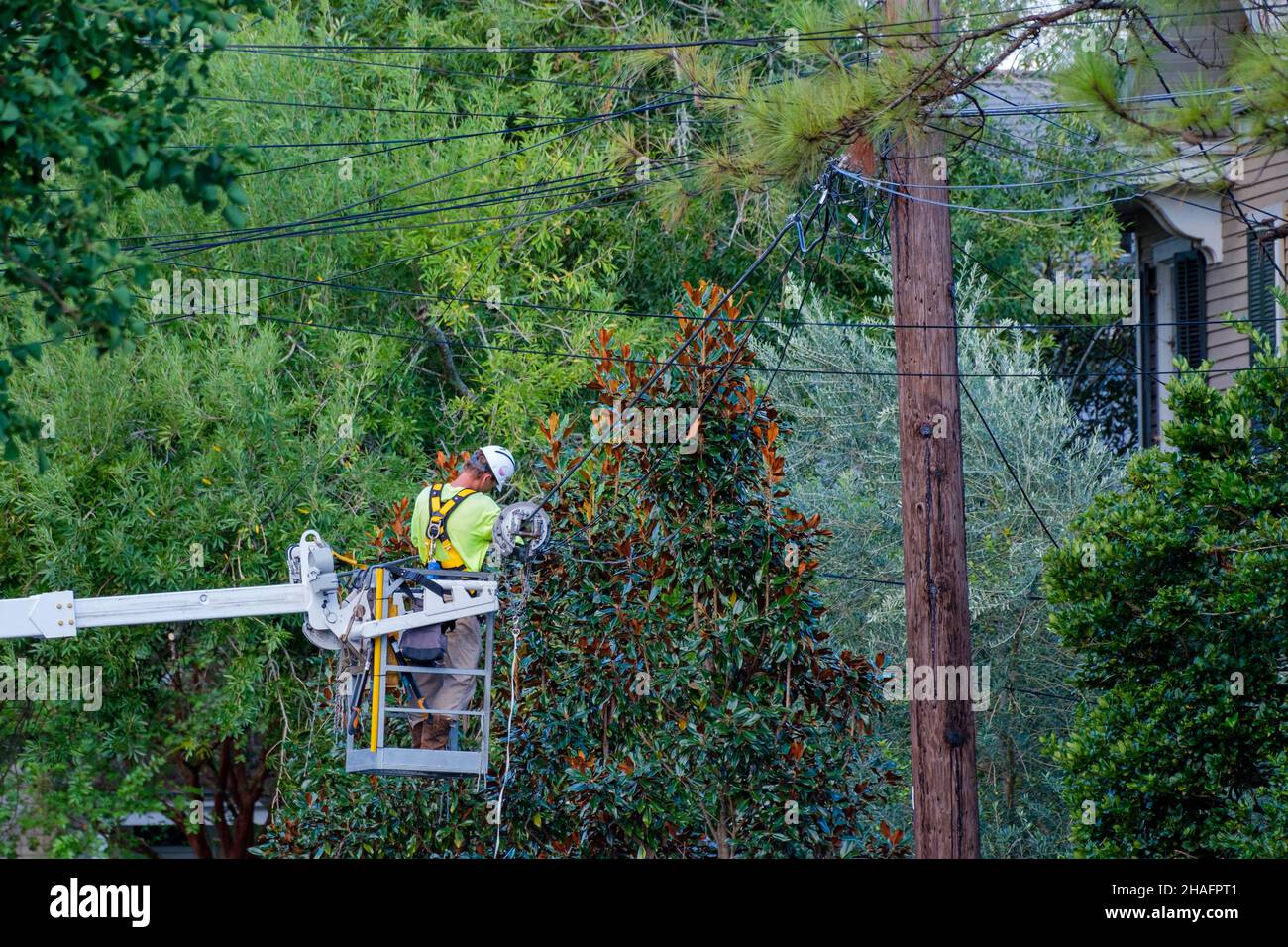 LA NOUVELLE-ORLÉANS, LA, États-Unis - 20 SEPTEMBRE 2021 : Lineman répare les lignes de services publics après l'ouragan Ida dans le quartier Uptown Banque D'Images