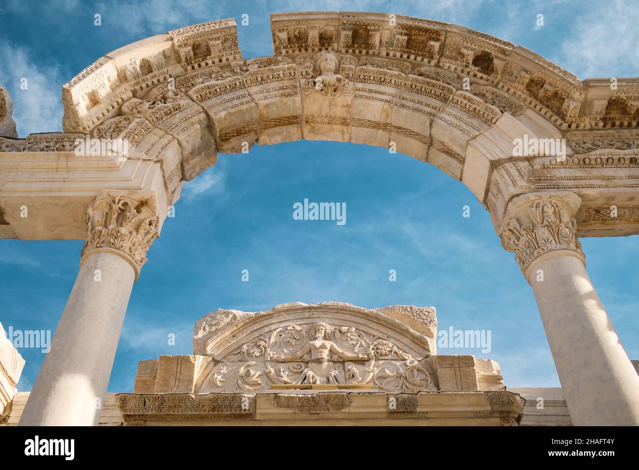 Temple d'Hadrien dans la ville antique d'Éphèse, Selcuk, Turquie. Banque D'Images