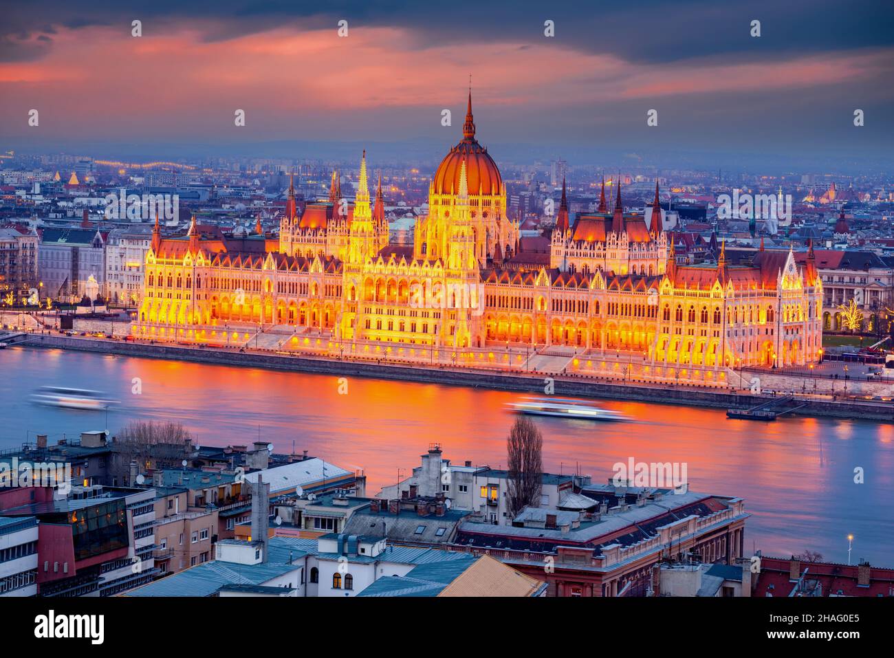 Budapest, Hongrie.Vue nocturne colorée sur le bâtiment du Parlement sur le delta du Danube. Banque D'Images