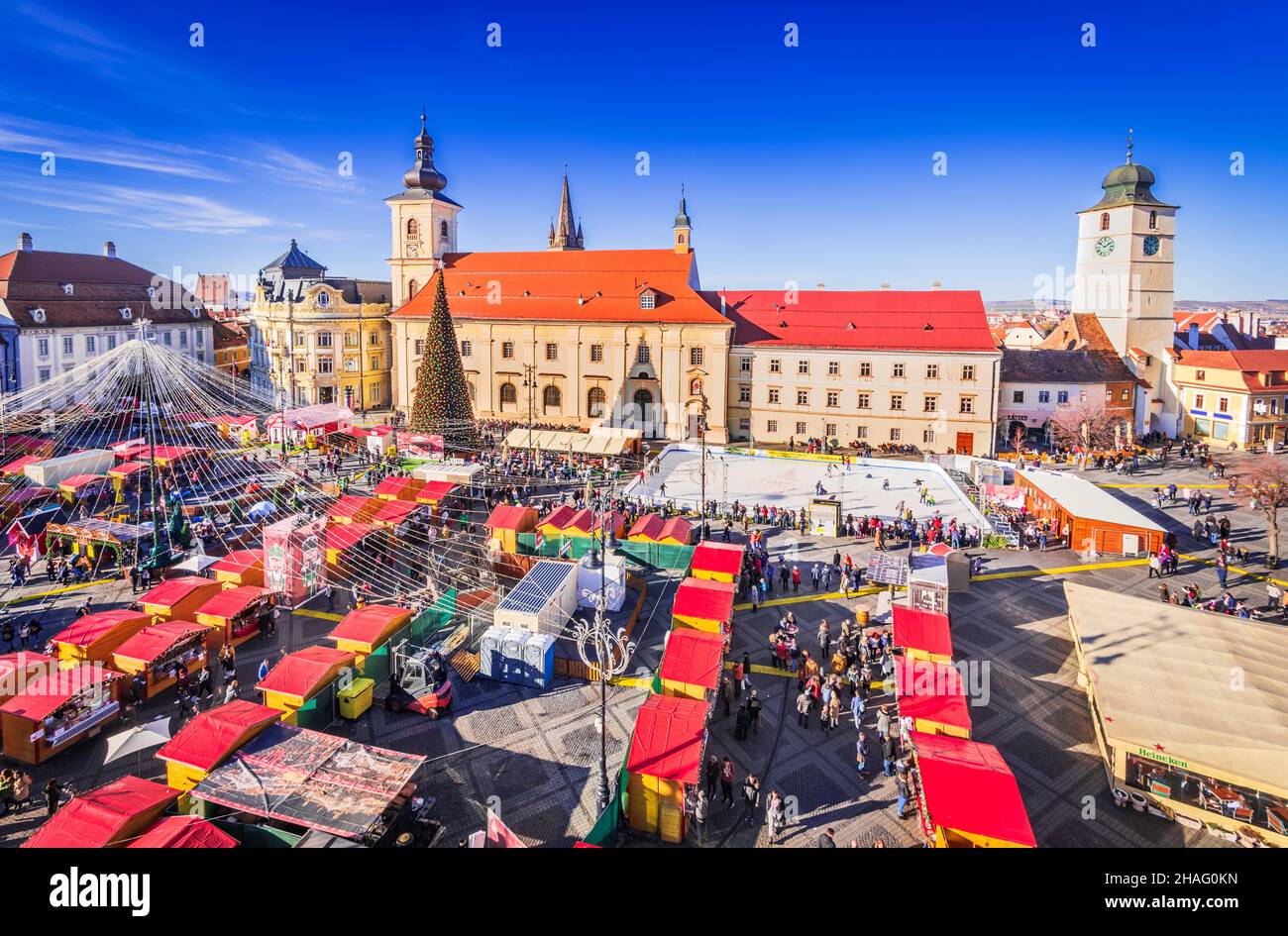 Sibiu, Roumanie - décembre 2019 : plus grande foire de Noël en Roumanie, destination de voyage en Transylvanie en Europe de l'est. Banque D'Images