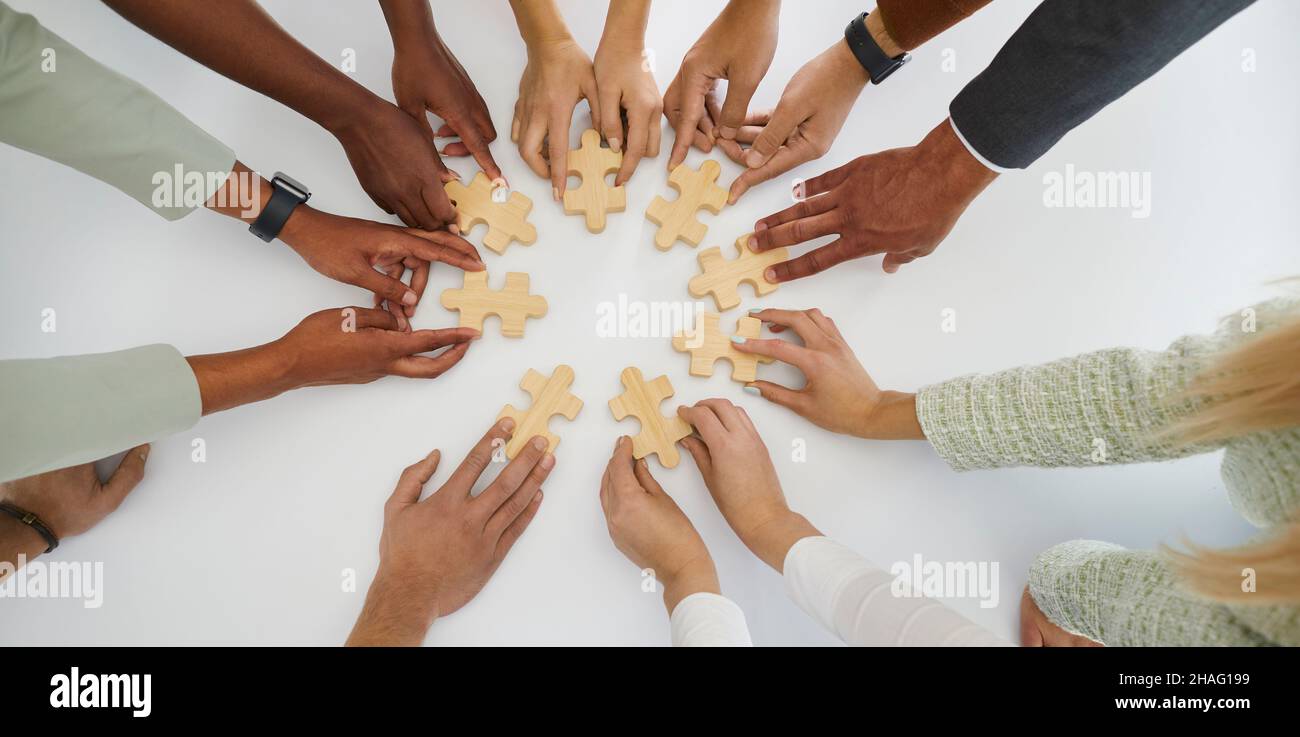 Arrière-plan de bannière avec une équipe de gens d'affaires multiraciaux reliant des pièces de puzzle Banque D'Images
