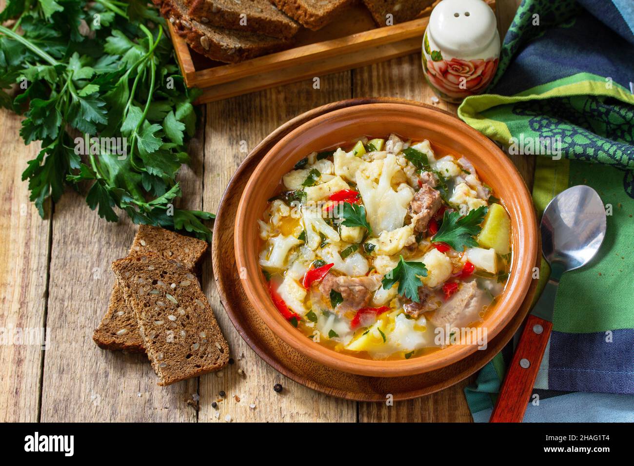 Soupe traditionnelle hongroise épaisse avec bœuf, légumes et boulettes sur une table en bois.Dîner chaud ou déjeuner. Banque D'Images