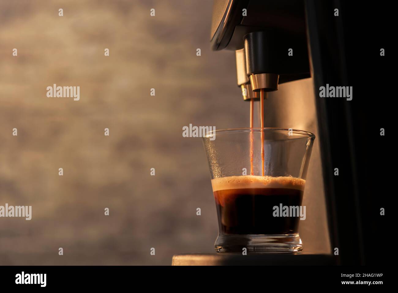sélectionnez la mise au point d'une machine à espresso pour préparer un café en verre Banque D'Images