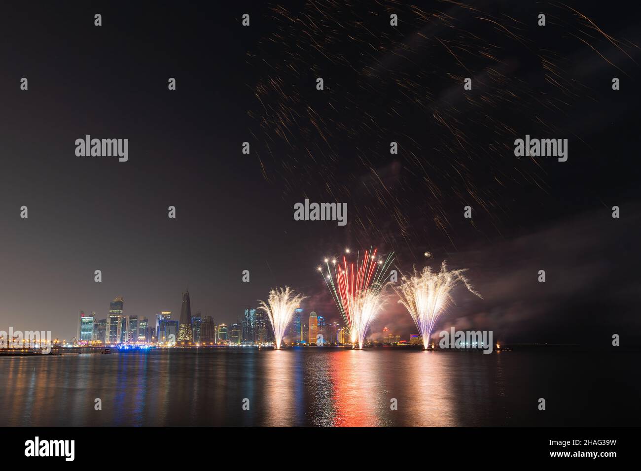 Magnifique feu d'artifice dans la Corniche de Doha, au Qatar. Banque D'Images