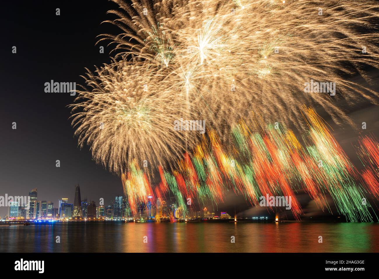 Magnifique feu d'artifice dans la Corniche de Doha, au Qatar. Banque D'Images