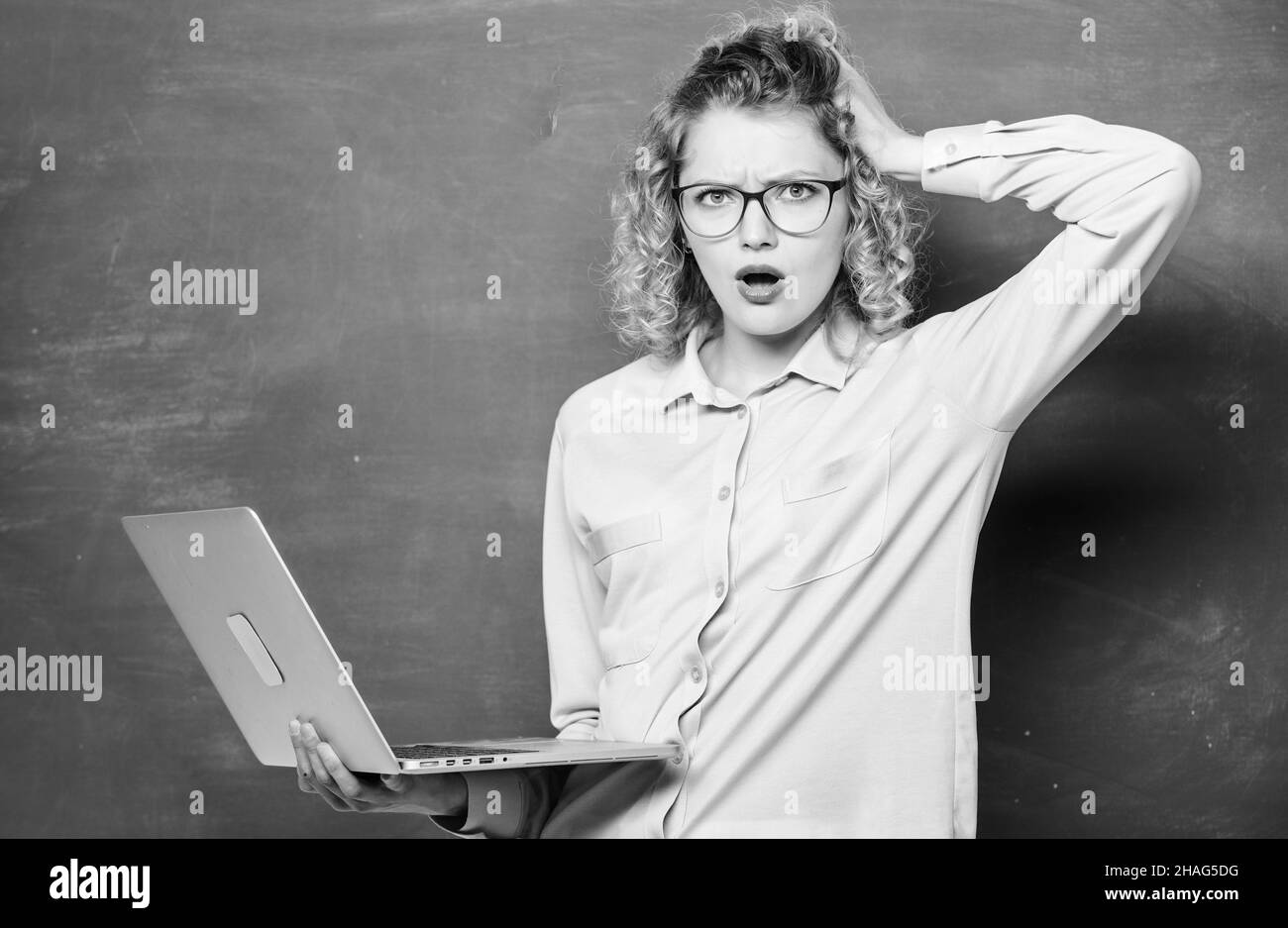 Étudier en ligne.ÉTUDIANT STEM.Informatique et programmation.Carnet de notes de l'enseignant recherche informations fond du tableau de surveillance.Femme PC portable surfer sur Internet Banque D'Images