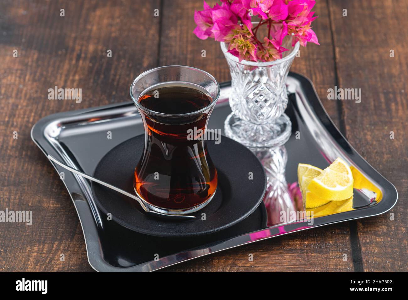 Vue de dessus du traditionnel thé turc noir avec citron et biscuits sur fond de bois Banque D'Images