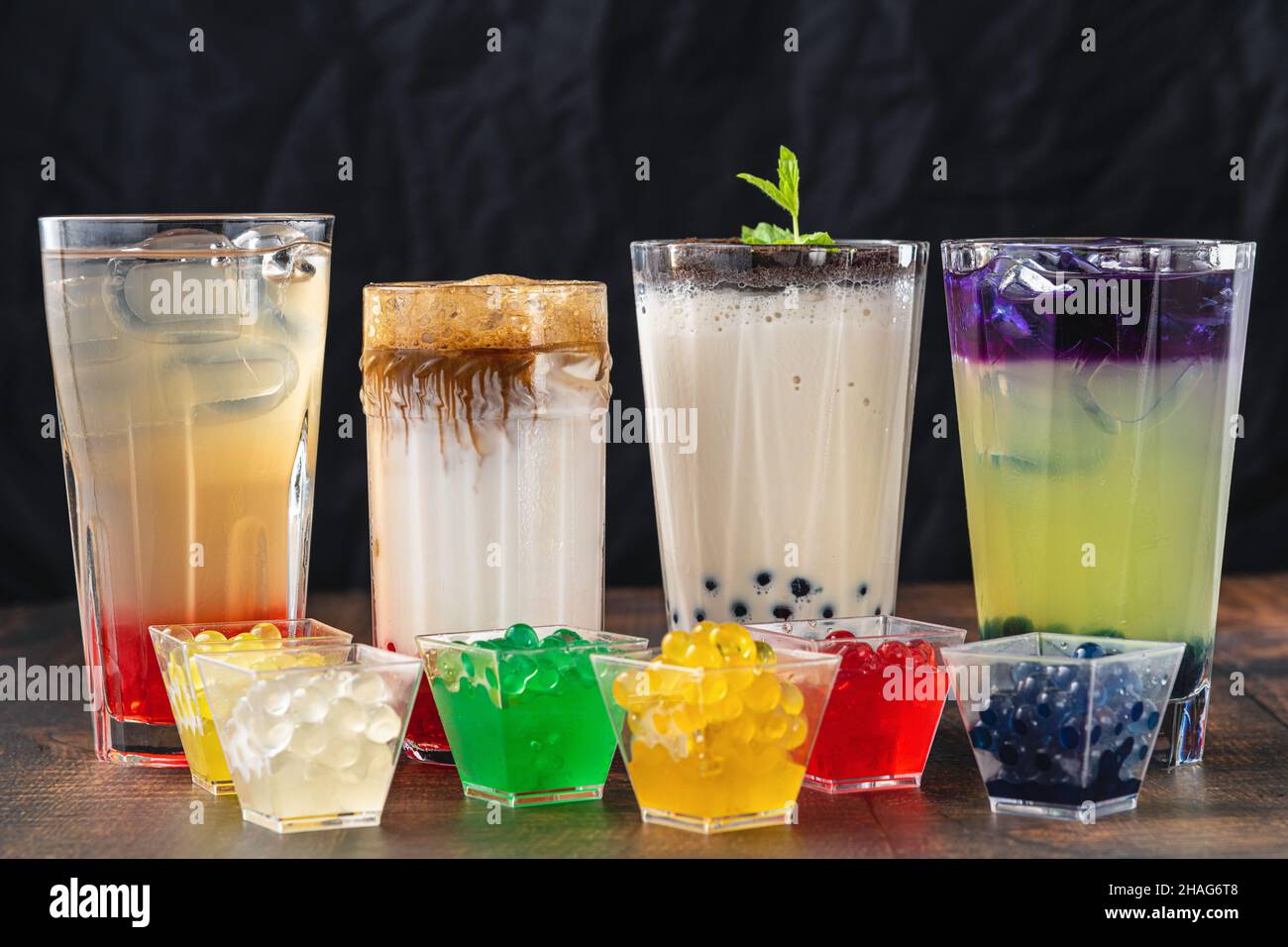 Limonade avec thé moussant sur fond sombre Banque D'Images