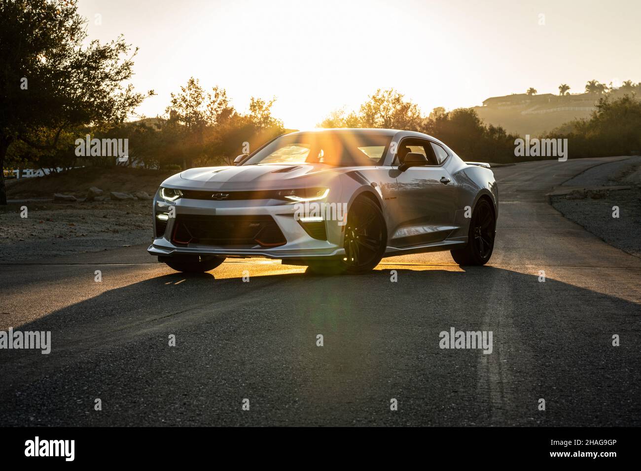 La Camaro SS Redline Edition 2018 de Chevrolet a tourné près du coucher du soleil près de Murrieta et du lac Elsinore en Californie Banque D'Images