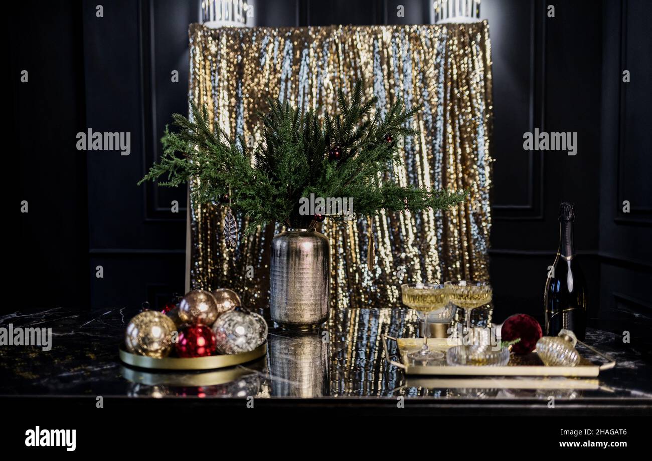 Magnifique décor de Noël sur la table - bibelots, champagne, deux verres, balles Banque D'Images