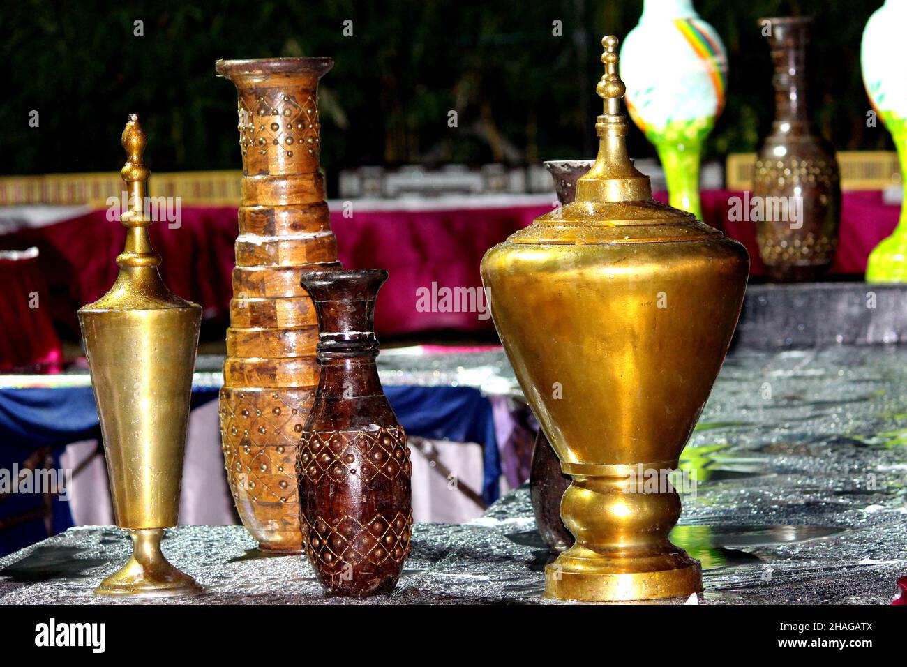 vases anciens avec des motifs de décoration et des scènes de vie.Pots décoratifs anciens, poterie céramique décoration de fête, mise au point sélective avec flou. Banque D'Images