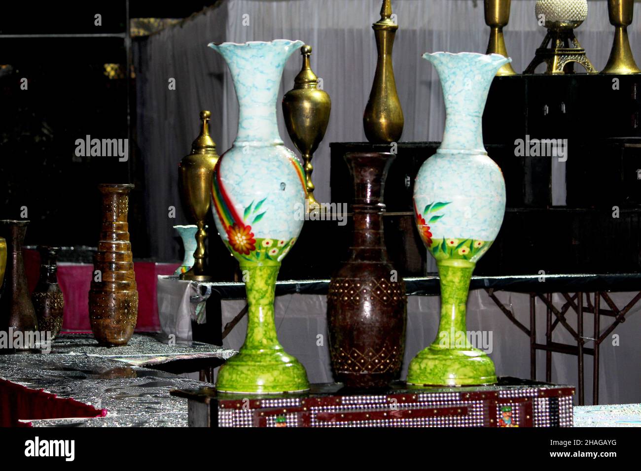 vases anciens avec des motifs de décoration et des scènes de vie.Pots décoratifs anciens, poterie céramique décoration de fête, mise au point sélective avec flou. Banque D'Images