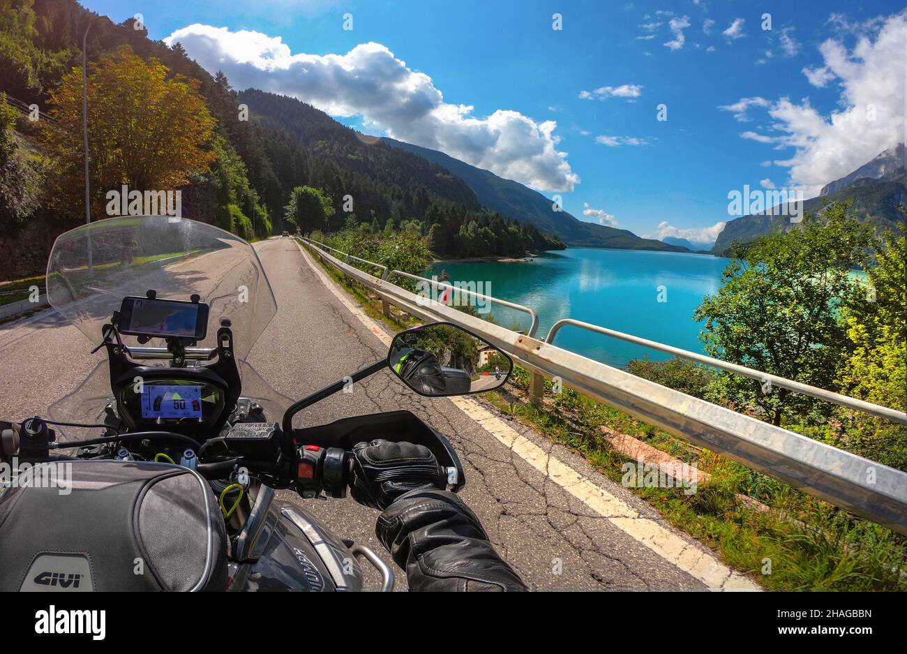 Excursions en moto près du lac Molveno en Italie Banque D'Images