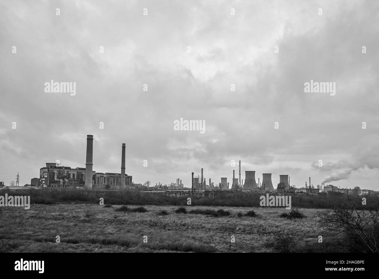 paysage industriel avec une raffinerie, industrie polluante.Ruines industrielles. Banque D'Images