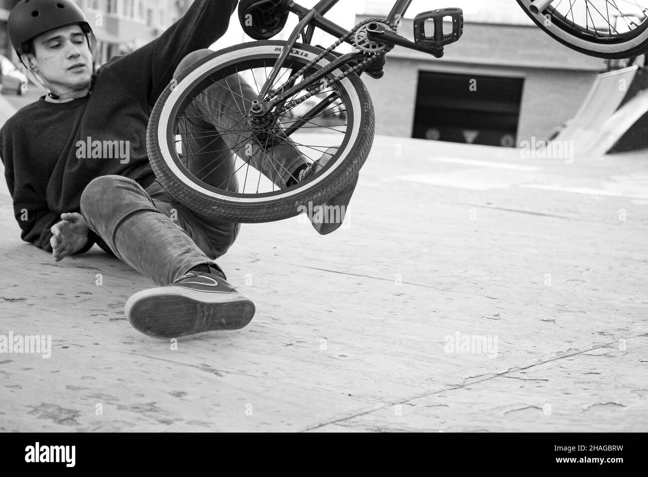 Krasnodar, Russie - décembre 10 2021: Chute de BMX.Jeune garçon avec un vélo-dittbike en demi-pipe.Faire du skate Park sur un vélo bmx et faire des tours. Banque D'Images