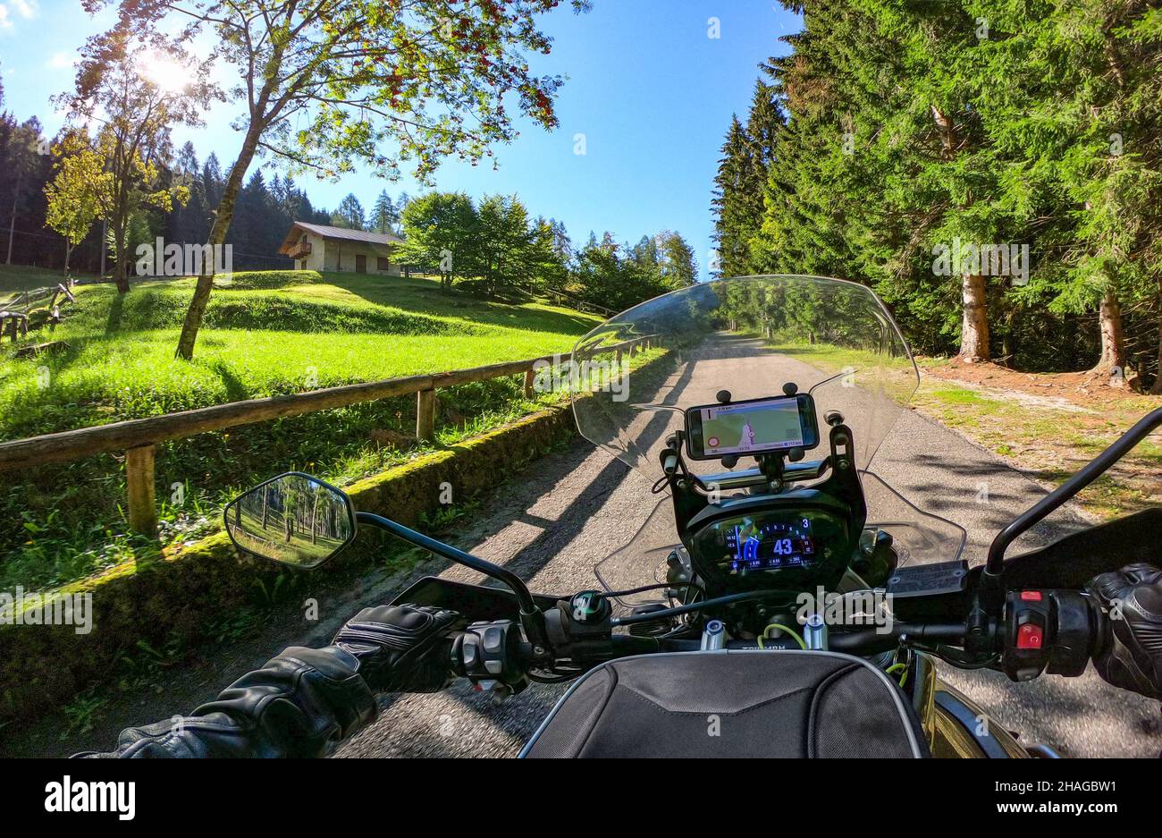 Moto en tournée sur le SP53 dans la région du Trentin en Italie Banque D'Images