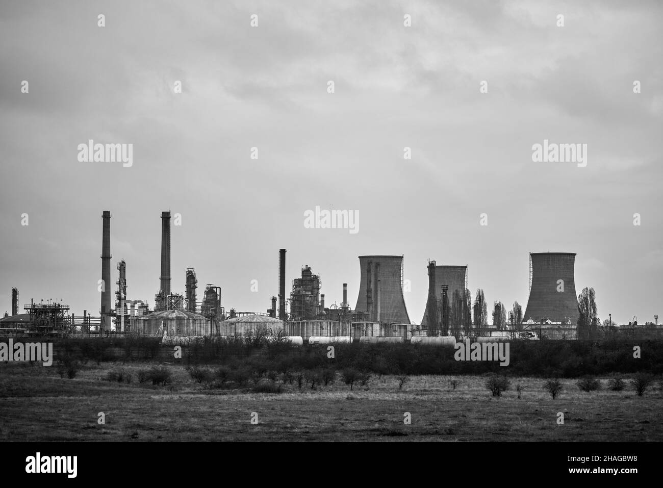 paysage industriel avec une raffinerie, industrie polluante.Ruines industrielles. Banque D'Images