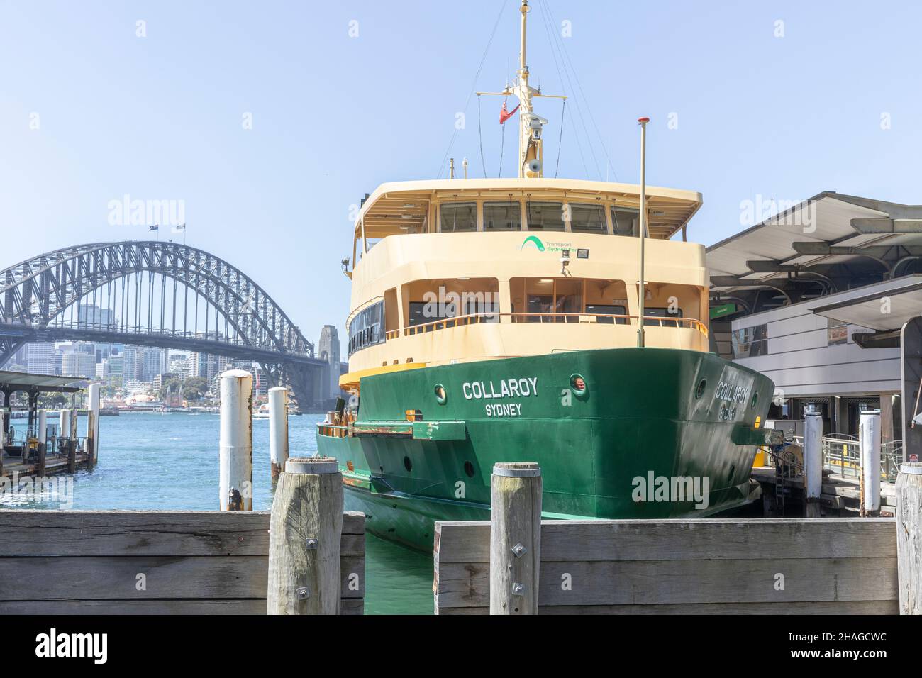 Ferries de Sydney le MV Collaroy, un ferry d'eau douce en service en 1988, a amarré à Circular Quay, Sydney, Australie avec un pont portuaire Banque D'Images