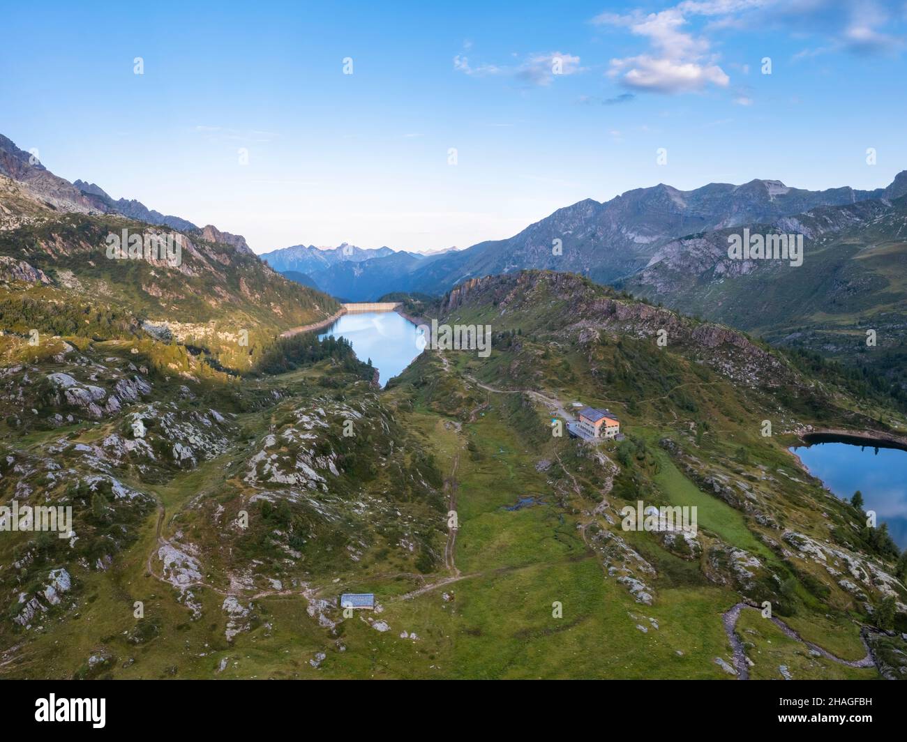 Vue sur le Rifugio Calvi, le lac de Fregebogia et le lac de Rotondo.Carona, Val Brembana, Alpi Orobie, Bergame, province de Bergame,Lombardie, Italie, Europe. Banque D'Images