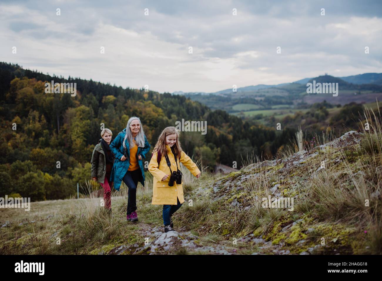 Petite fille avec mère et grand-mère randonnée outoors dans la nature. Banque D'Images