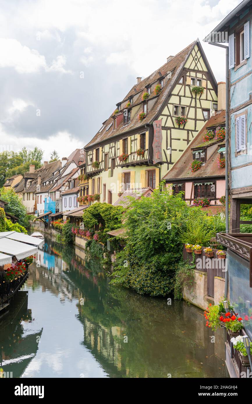 Colmar ,France ; 20 septembre 2021:vue imprenable sur le canal d'eau et les maisons traditionnelles à colombages à Colmar, Alsace, France.Voyage vacances destin Banque D'Images