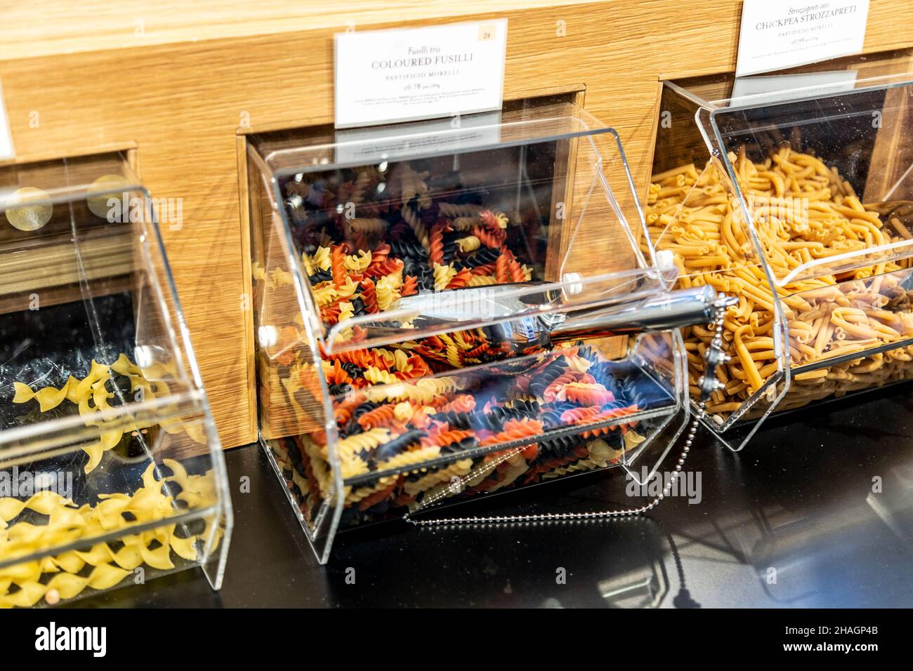 Distributeurs de pâtes zéro déchet à la salle alimentaire italienne Eataly, Londres, Royaume-Uni Banque D'Images