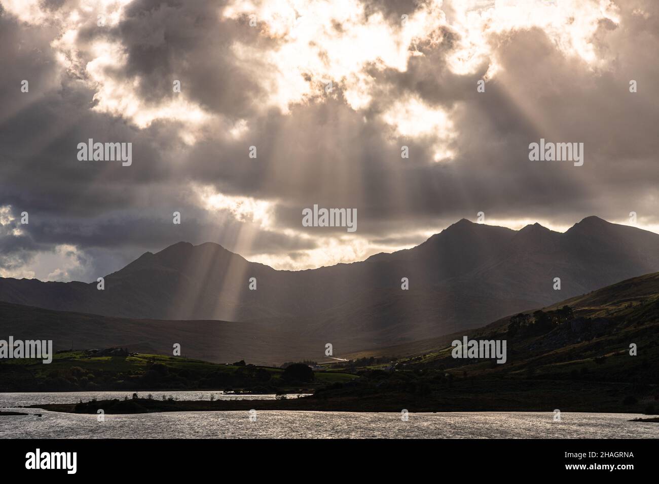 Poutres de soleil sur la montagne de Snowdon, Snowdonia, pays de Galles du Nord Banque D'Images