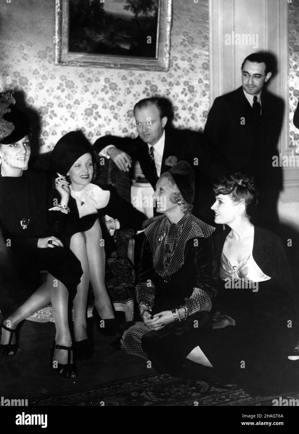 ANN WARNER (épouse de Jack L. Warner) MARLENE DIETRICH ANDERSON LAWLER VERA MATZOUKI et LILI DAMITA à une soirée cocktail à l'Hôtel Plaza Athenee à Paris en novembre 1938 Banque D'Images