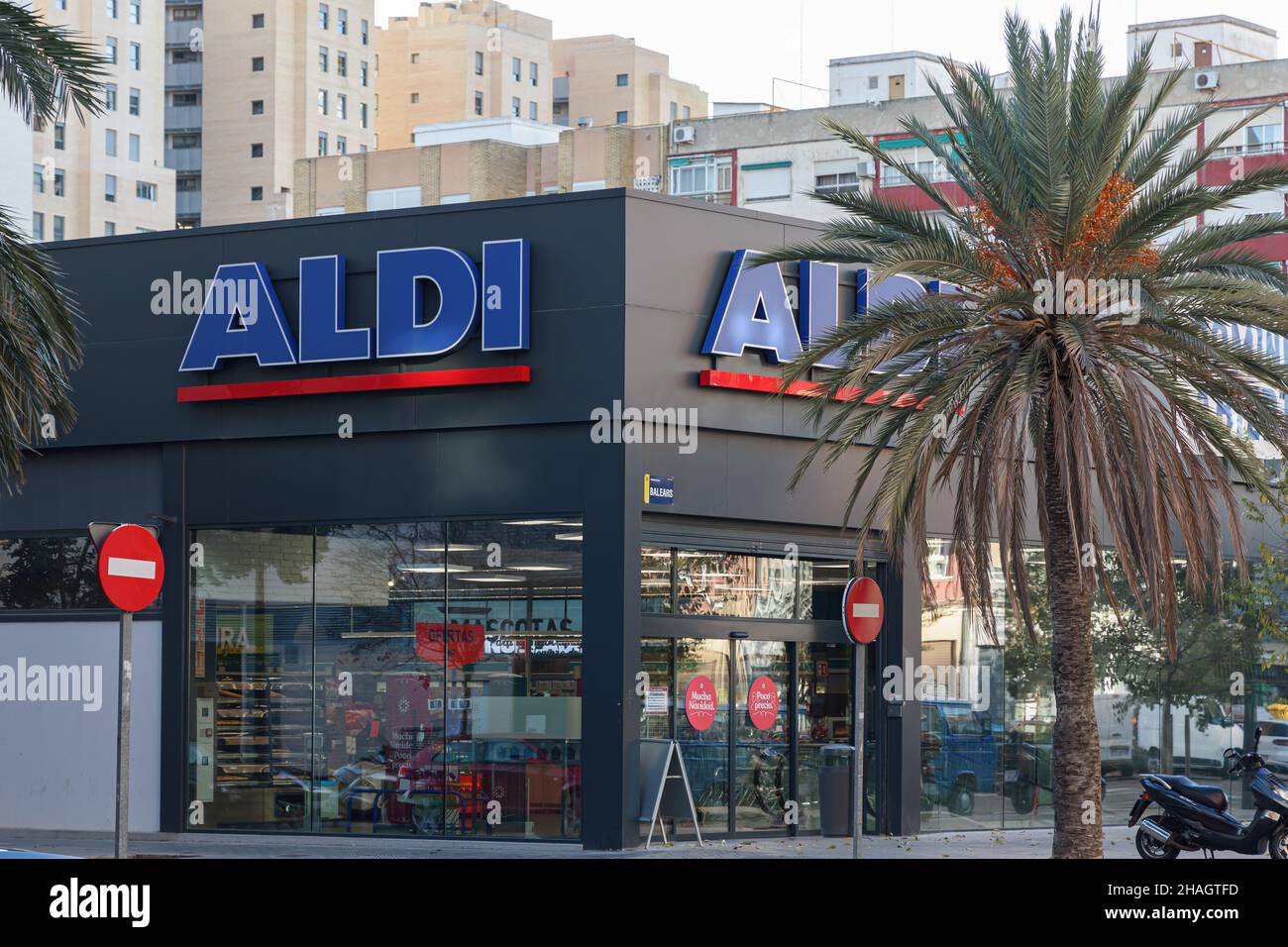 VALENCE, ESPAGNE - 09 DÉCEMBRE 2021: Aldi est une chaîne de supermarchés à prix réduit avec plus de 10 000 magasins Banque D'Images