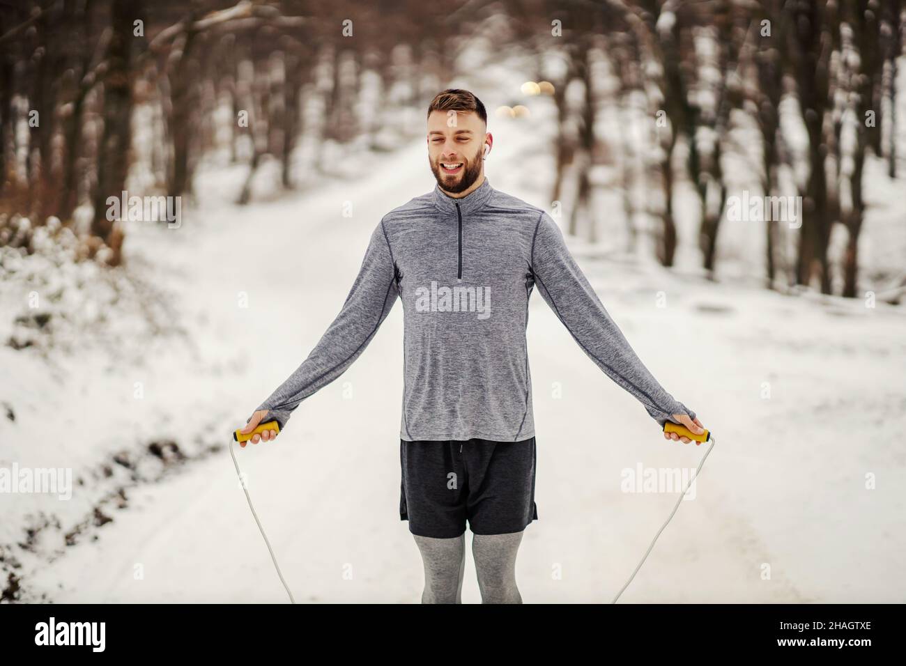 Faire sauter la corde par un sportif dans la nature lors d'un hiver enneigé.Fitness en hiver, exercices cardio Banque D'Images