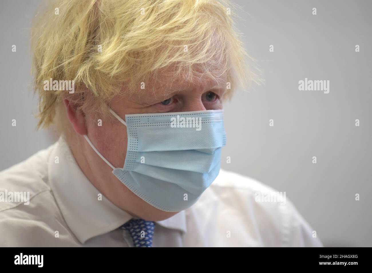 Le Premier ministre Boris Johnson lors d’une visite au centre de vaccination de Stow Health à Westminster, dans le centre de Londres.Date de la photo: Lundi 13 décembre 2021. Banque D'Images